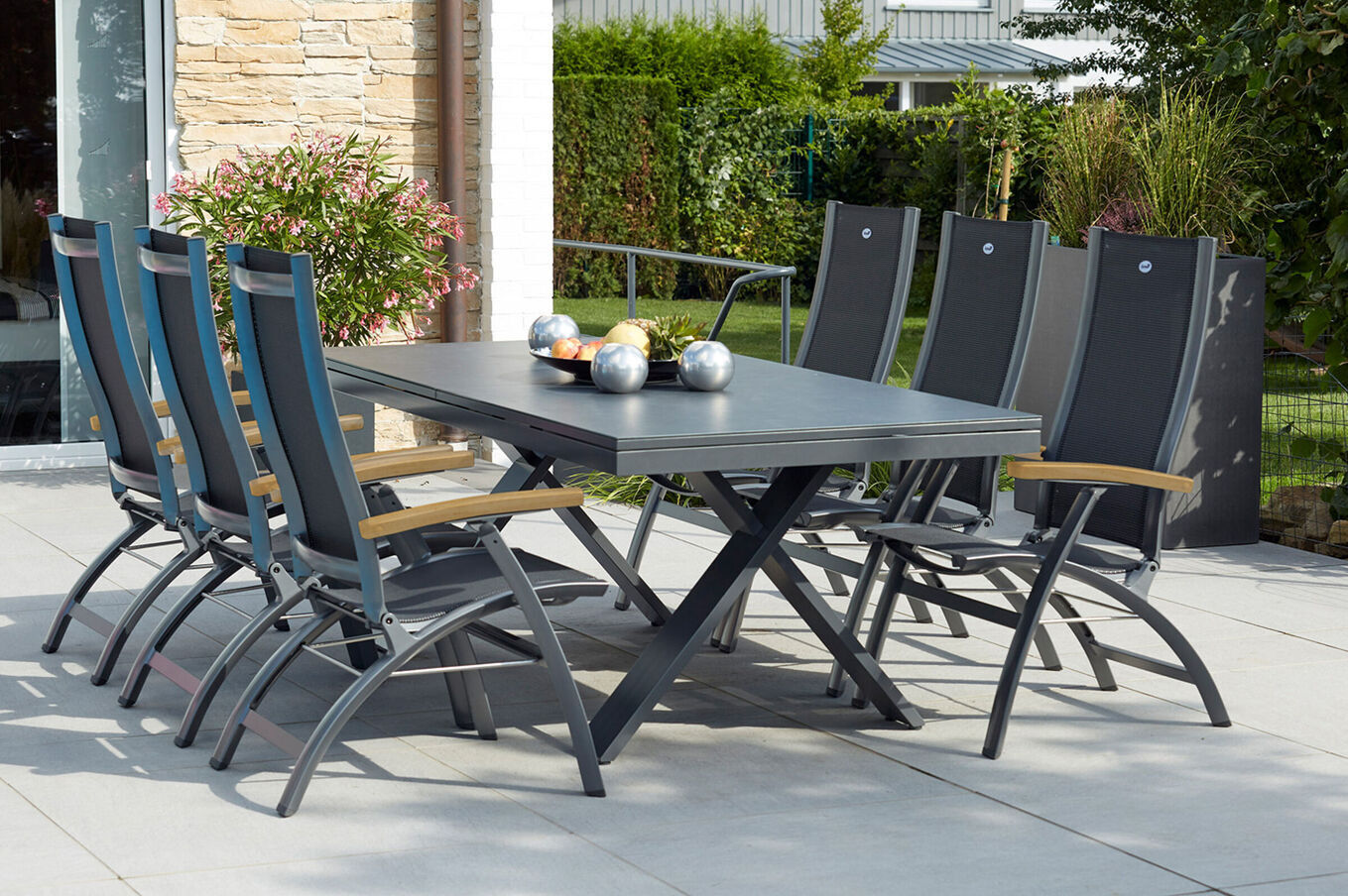 HARTMAN Sondermodell Xanadu / Primo Garten-Essgruppe, xerix/natur, Alu/Teak/Glaskeramik, 6 Klappstühle, 220/280x100cm, X-Gestell, Teak Armlehnen 23334__1
