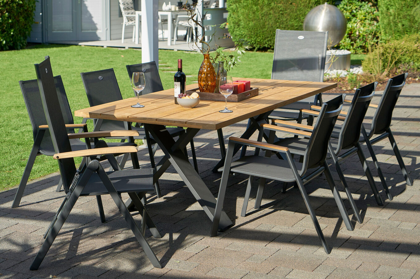 HARTMAN Xanadu / Aruba Garten-Essgruppe, xerix/anthrazit, Alu/Teakholz, 6 Stapelsessel, 2 Klappstühle, Teakarmlehnen, 220x100cm 21174__1