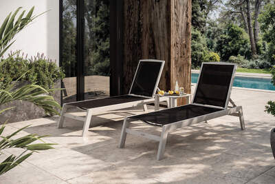 2er-Set Sonnenliegen, silber/schwarz, Alu/Textil, 198x66x32cm, mit Beistelltisch 45x45cm 13886  bBye9CFsY d51775695dd2b46b0d8dc5c9572ad6b97e4e32ef