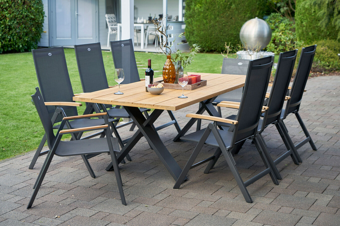 HARTMAN Xanadu / Aruba Garten-Essgruppe, xerix/anthrazit, Alu/Teakholz, 2 Stapelsessel, 6 Klappstühle, Teakarmlehnen, 220x100cm 21173__1